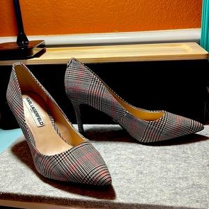 Karl Lagerfeld 3” pumps black white red. 5.5